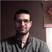 Docente di lettere impartisce lezioni di italiano per stranieri